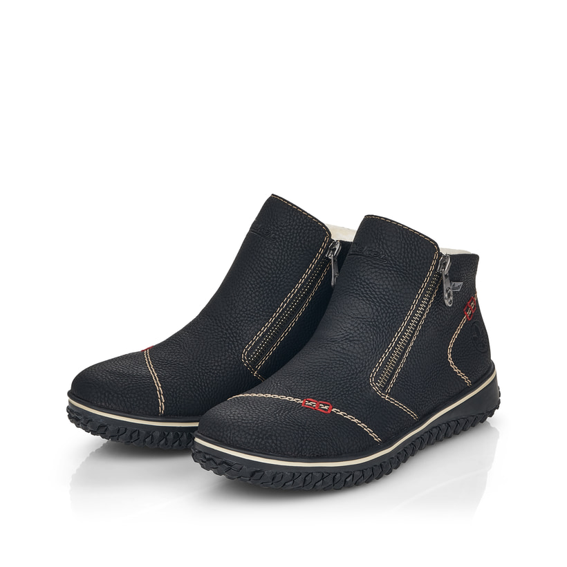 Nachtschwarze Rieker Damen Slipper L4270-00 mit Reißverschluss sowie einer Profilsohle. Schuhpaar schräg.