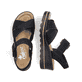 Schwarze Rieker Keilsandaletten 67463-00 mit trendigen Schnalle. Schuh von oben, liegend.