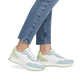Weiße Rieker Damen Sneaker Low W1308-81 mit Schnürung sowie abriebfester Sohle. Schuh am Fuß.