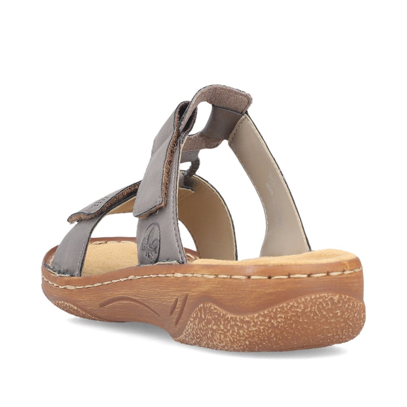 Graue Rieker Damen Pantoletten V2885-42 in Löcheroptik mit einem Klettverschluss. Schuh von hinten.