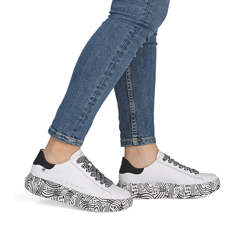 Baskets basses Rieker blanches pour femme W1201-83 en cuir lisse. Chaussure au pied.