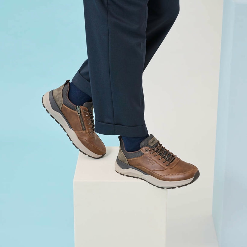 Braune Rieker Herren Sneaker Low 06000-22 getragen