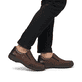 Mocassins Rieker marron pour hommes 03354-26 avec bande élastique. Chaussure au pied.