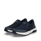 Blaue Rieker Herren Slipper 06152-14 mit einem Gummizug sowie dem Gel-Fußbett. Schuhpaar seitlich schräg.