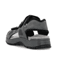 Graue Rieker Herren Trekkingsandalen 26955-42 mit einem Klettverschluss. Schuh von hinten.