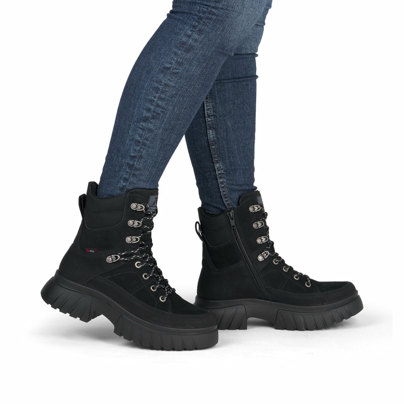 Schwarze Rieker Damen Schnürstiefel W1871-00 mit wasserabweisender TEX-Membran. Schuh am Fuß.