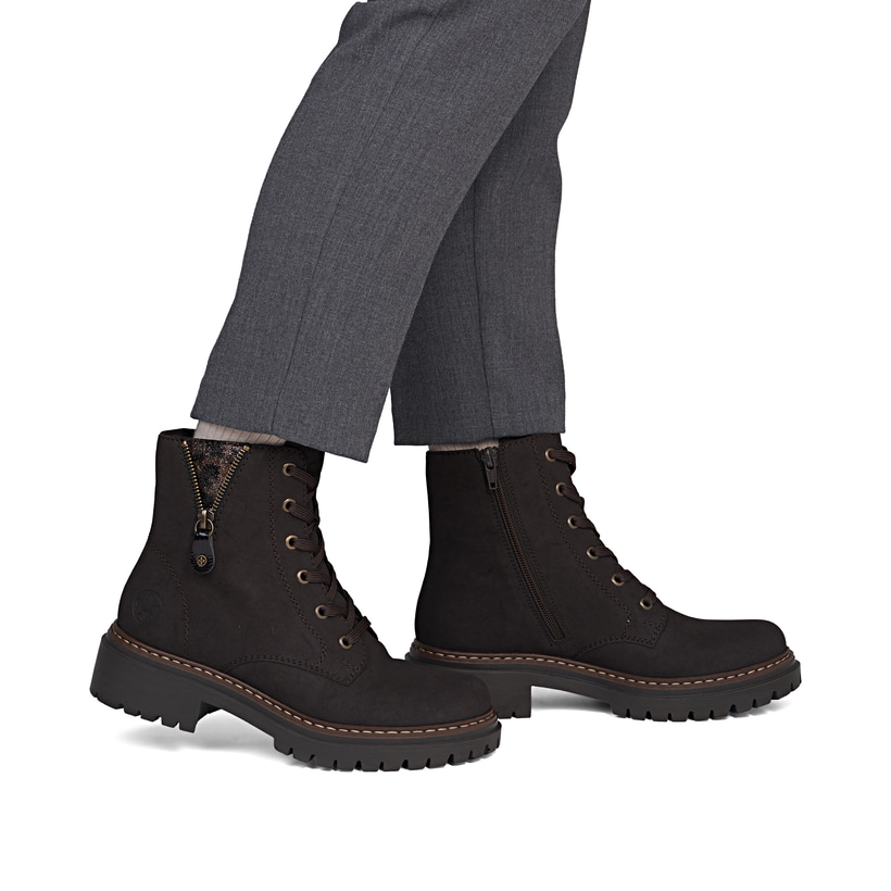 Dunkelbraune Rieker Damen Biker Boots 72617-25 mit Deko-Reißverschluss. Schuh am Fuß.
