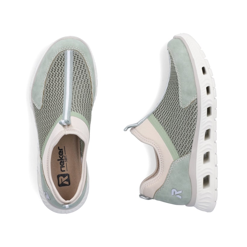 Grüne Rieker Damen Slipper M6077-52 mit einem Gummizug sowie der Komfortweite G. Schuh von oben, liegend.