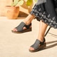 Schwarze Rieker Keilsandaletten 62971-00 mit einem Gummizug. Schuh am Model.