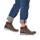 
Kastanienbraune Rieker Herren Schnürstiefel 38434-26 mit einer robusten Profilsohle. Schuh am Fuß