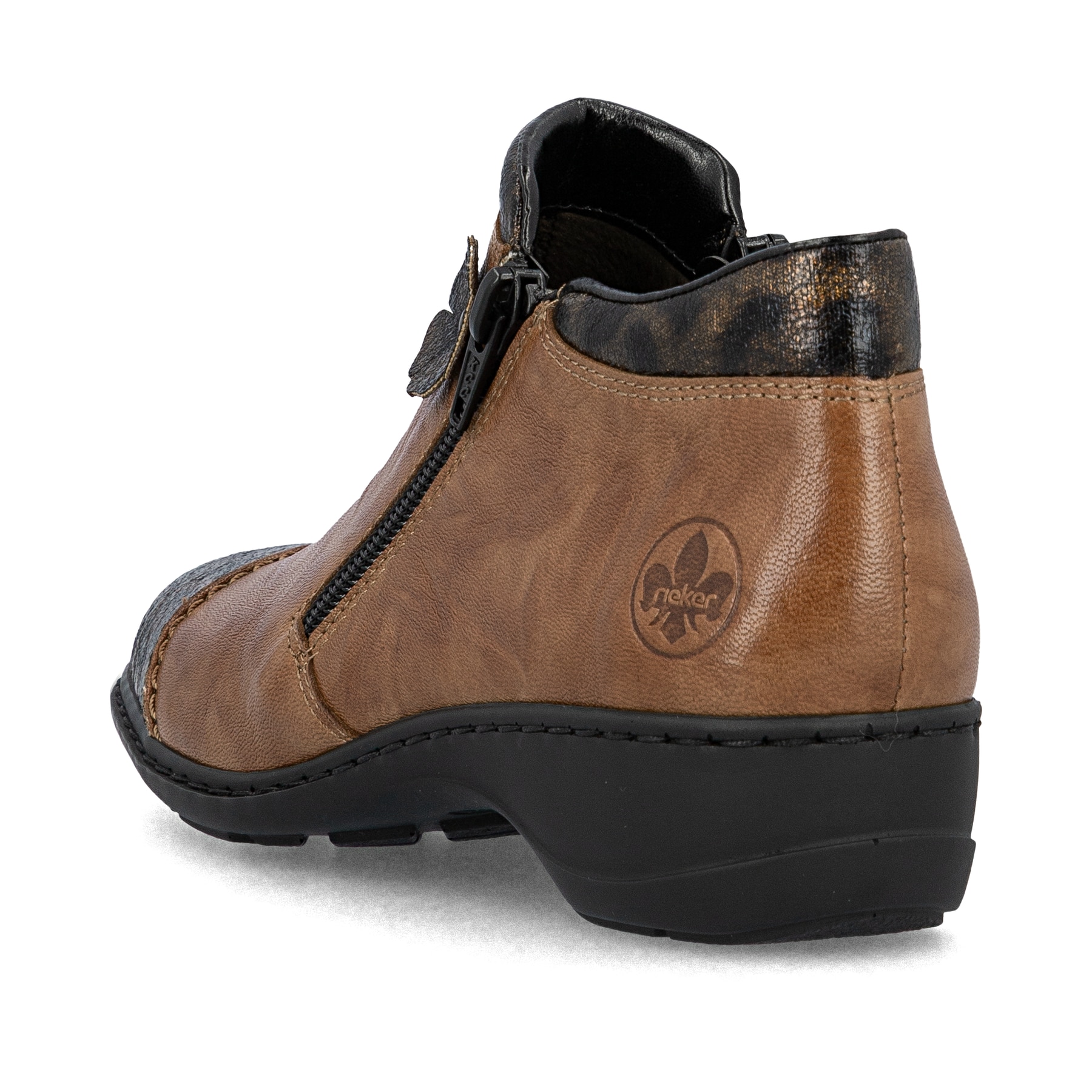 Braune Rieker Damen Kurzstiefel 58388-22 aus Glattleder mit Leo-Print. Schuh von hinten.
