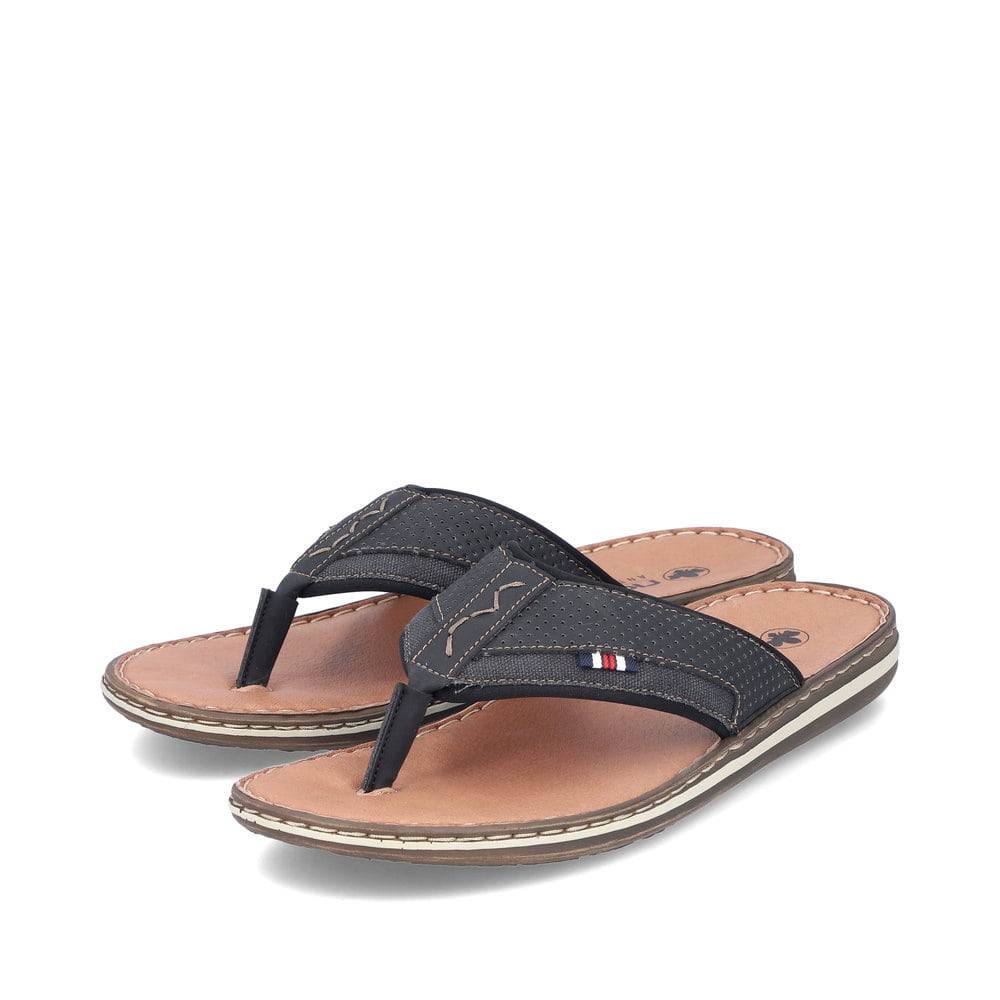 Graphitschwarze Rieker Herren Zehentrenner 21084-00 mit stilvollen Ziernähte. Schuhpaar seitlich schräg.