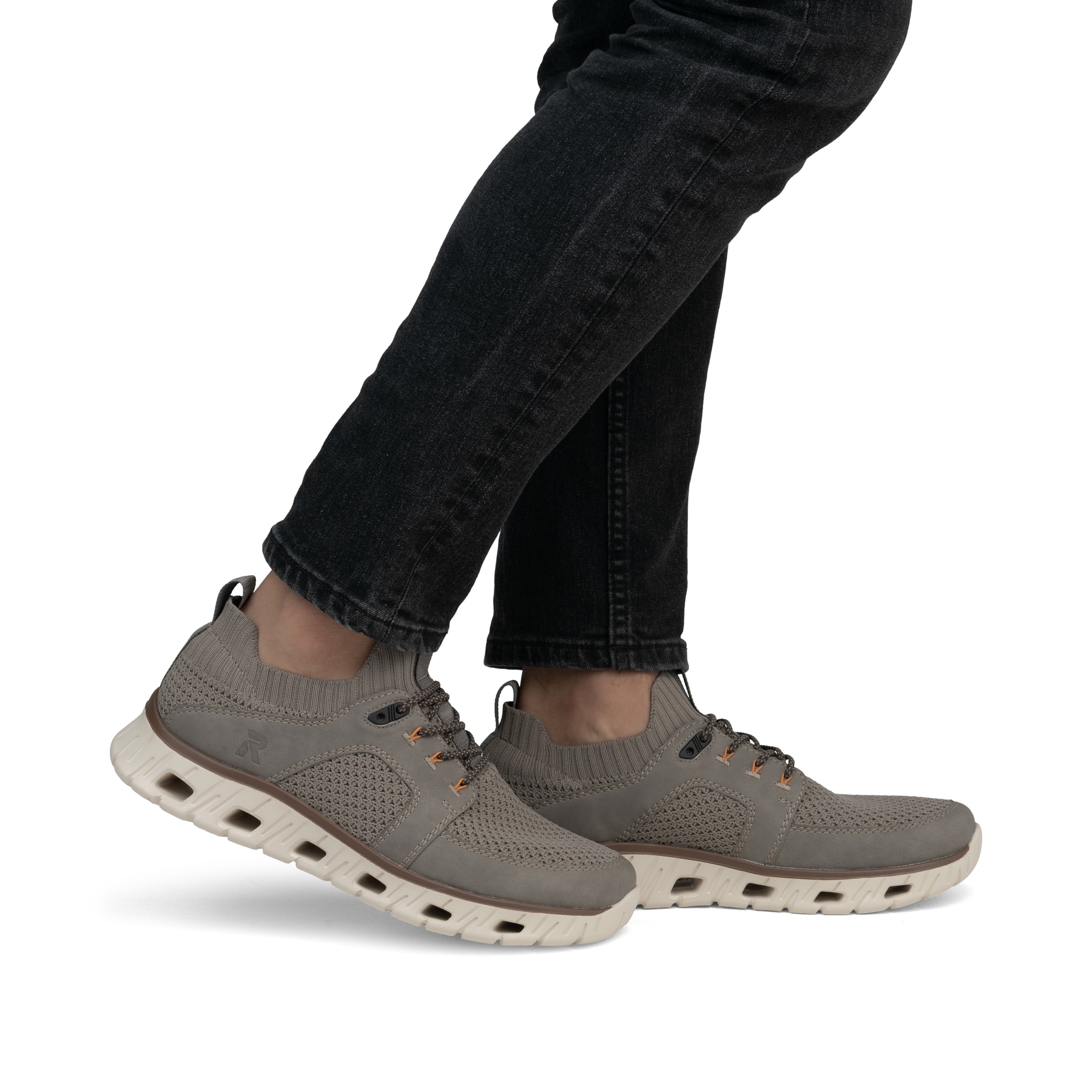 Beige Rieker Herren Sneaker Low 04351-64 mit Gummizug sowie ultraleichter Sohle. Schuh am Fuß.
