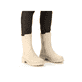 
Hellbeige Rieker Damen Chelsea Boots 72683-62 mit einer schockabsorbierenden Sohle. Schuh am Fuß