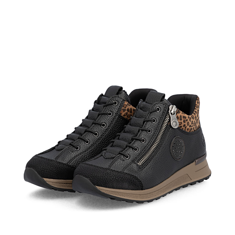 Schwarze Rieker Damen Kurzstiefel N1457-00 mit Ready2GO Schnell-Anziehfunktion. Schuhpaar seitlich schräg.