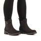 Dunkelbraune Rieker Damen Chelsea Boots Y9160-25 mit einem Reißverschluss. Schuh am Fuß.