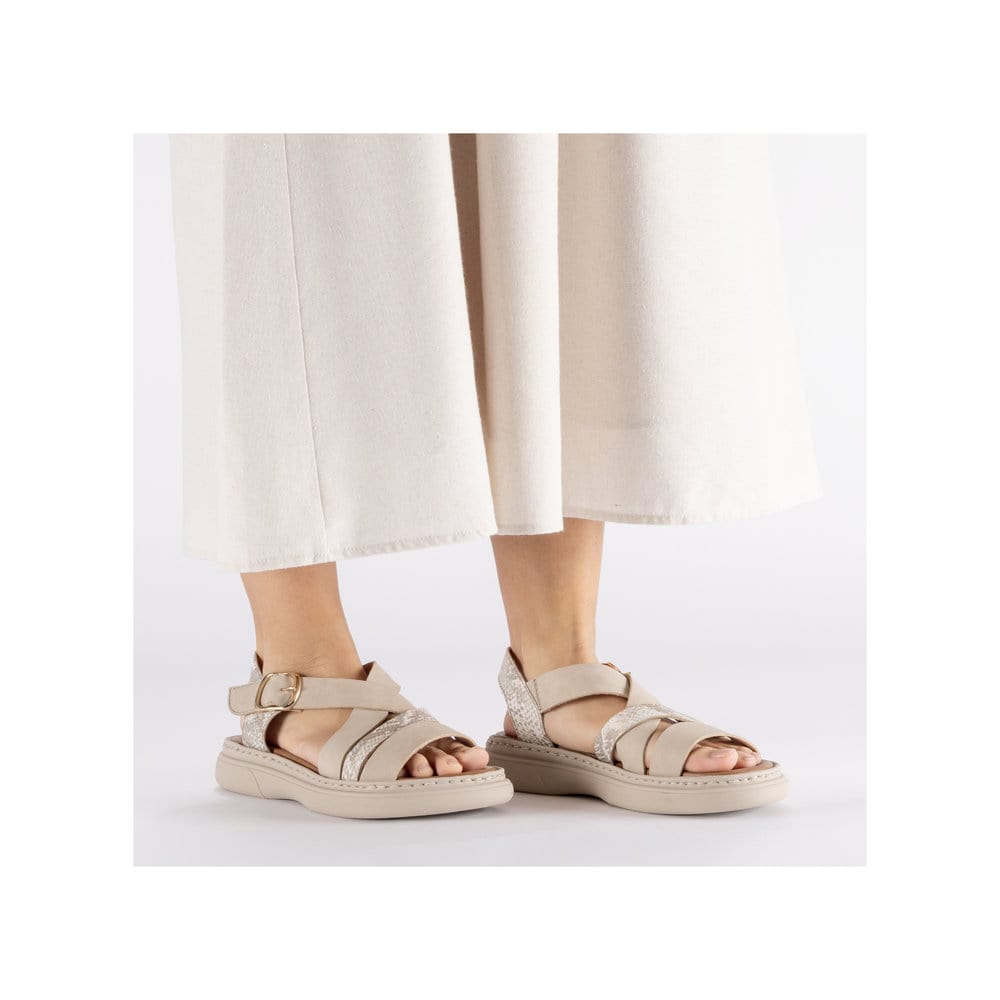 Beige Rieker Damen Riemchensandalen V3063-62 mit trendiger Schnalle. Schuh am Fuß.