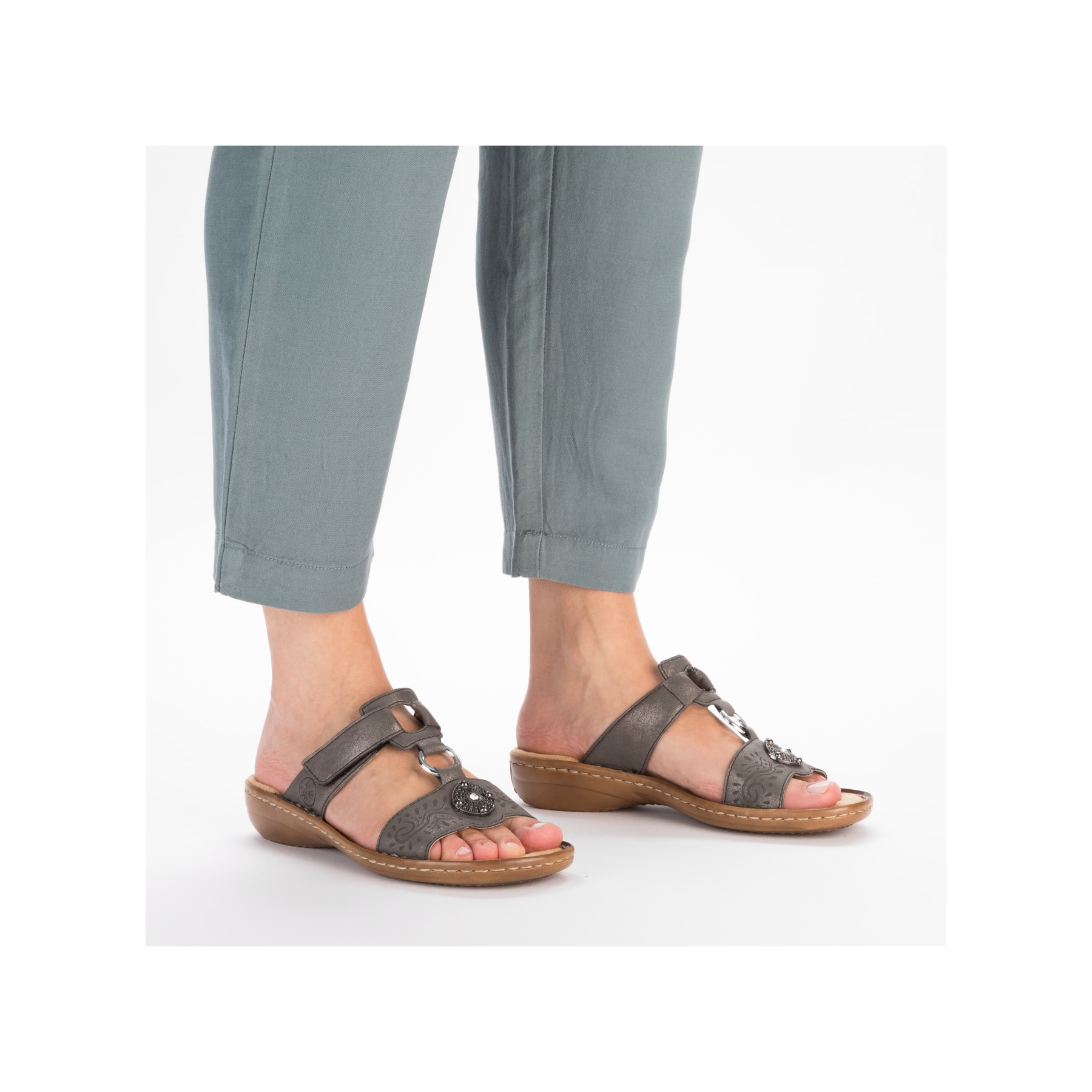 Graue Rieker Damen Pantoletten 608K1-45 mit einem Klettverschluss. Schuh am Fuß.