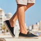 Nachtschwarze Rieker Herren Slipper B2366-00 mit einem Elastikeinsatz. Schuh Außenseite gespiegelt.