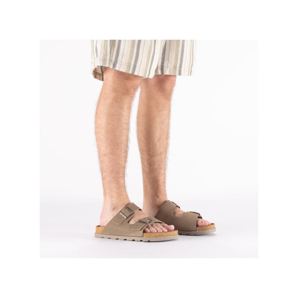 Beige Rieker Herren Pantoletten 21190-64 aus Glattleder mit Schnallen. Schuh am Fuß.