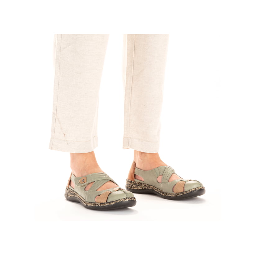 Grüne Rieker Ballerinas 46368-52 mit einem Klettverschluss. Schuh am Fuß.