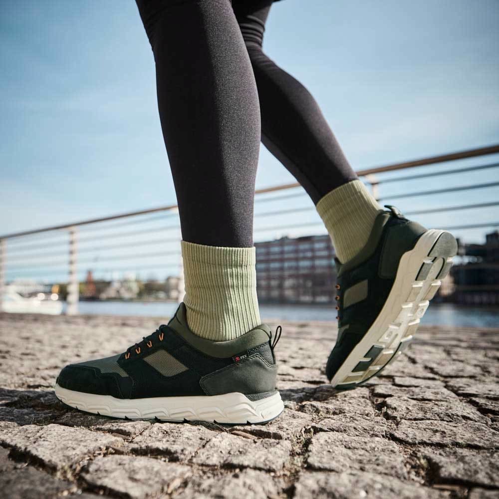 Grüne Rieker Herren Sneaker Low 09102-55 getragen