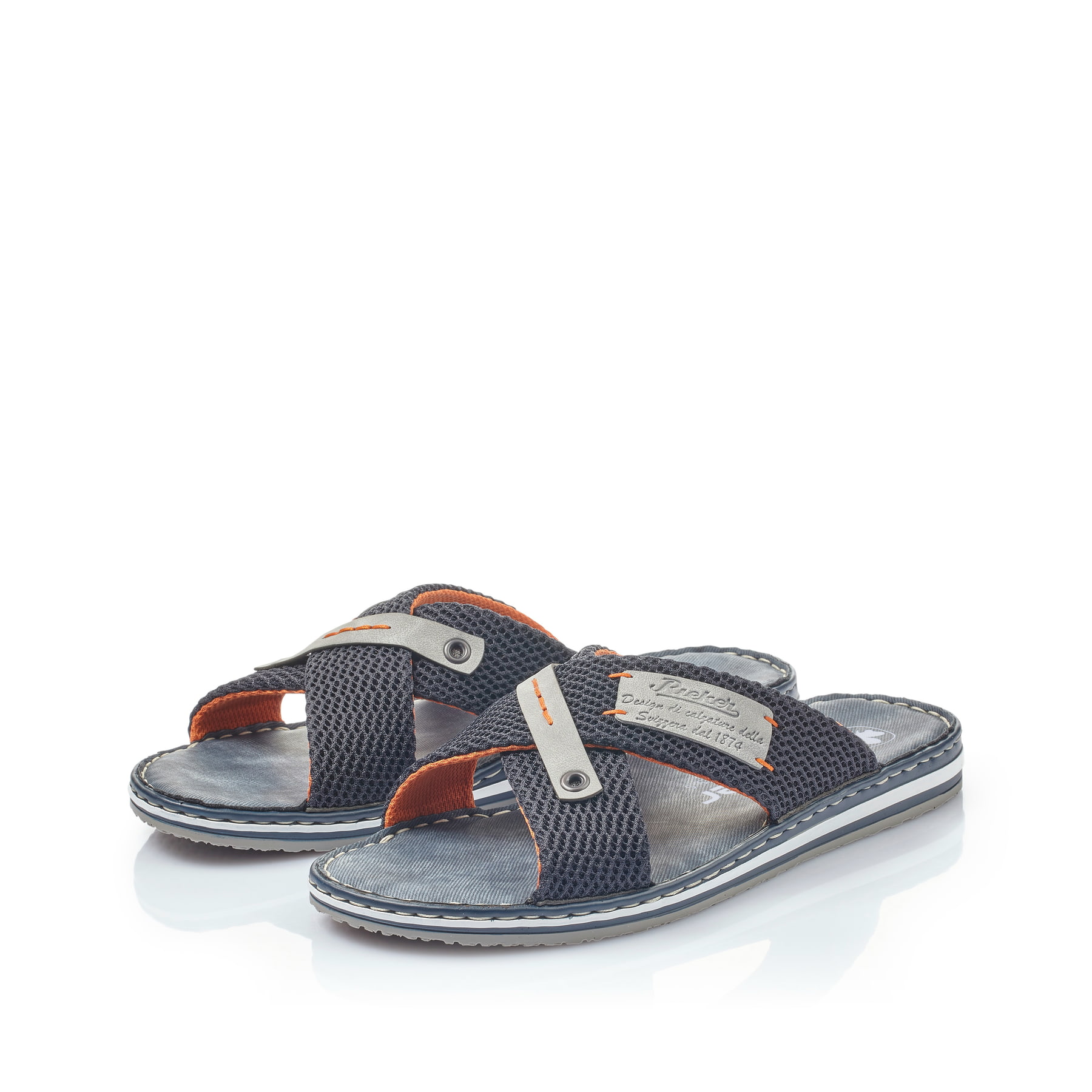 Blaue Rieker Herren Pantoletten 21539-14 mit Komfortweite G sowie leichter Sohle. Schuhpaar seitlich schräg.