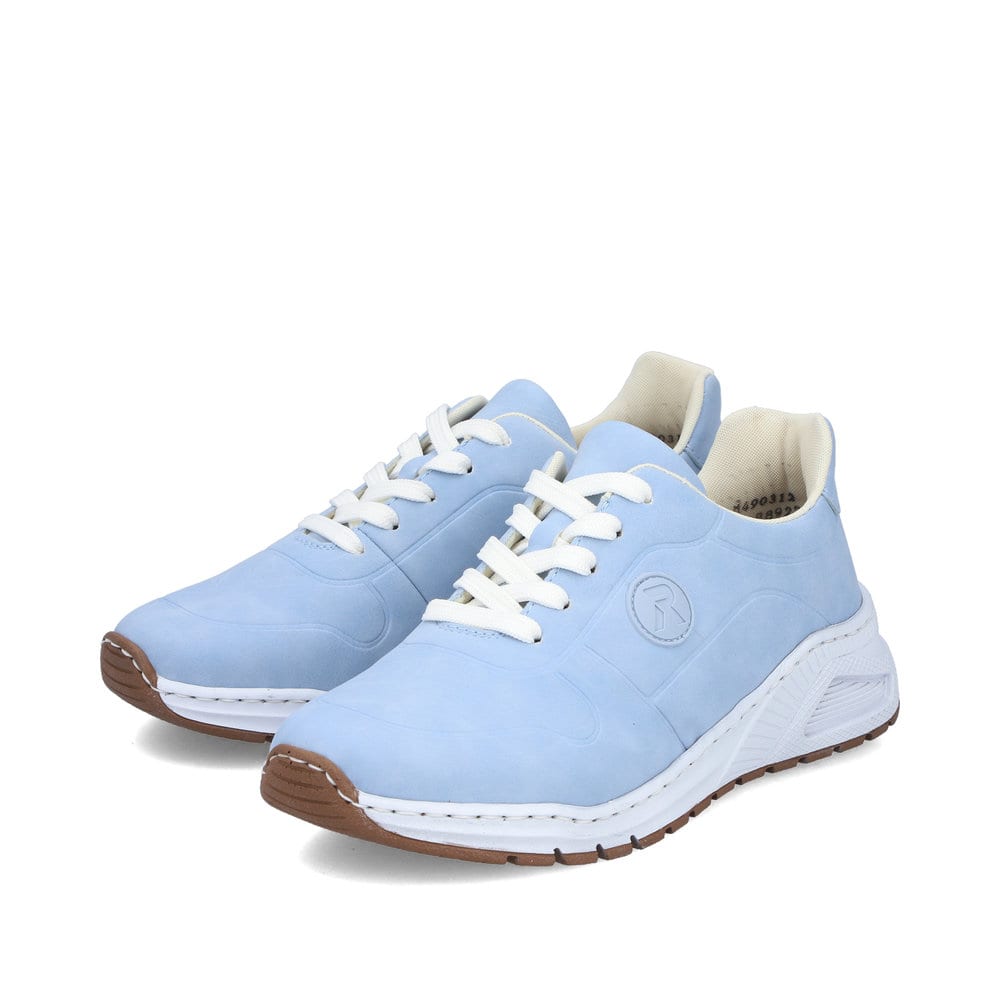 Blaue Rieker Damen Sneaker Low M4903-12 mit abgesetztem Logo sowie Schnürung. Schuhpaar seitlich schräg.