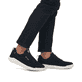 Schwarze Rieker Herren Sneaker Low U1101-00 mit super leichter Sohle. Schuh am Fuß.
