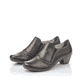 Schwarze Rieker Damen Slipper 41751-01 mit einem Gummizug. Schuhpaar seitlich schräg.