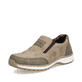 Beige Rieker Herren Slipper 03354-64 mit Elastikeinsatz sowie Extraweite H. Schuh seitlich schräg.