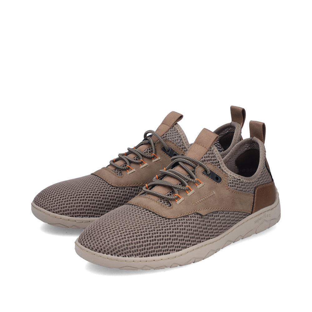 Beige Rieker Herren Slipper 08365-64, Barfußschuhe mit einem Gummizug. Schuhpaar seitlich schräg.