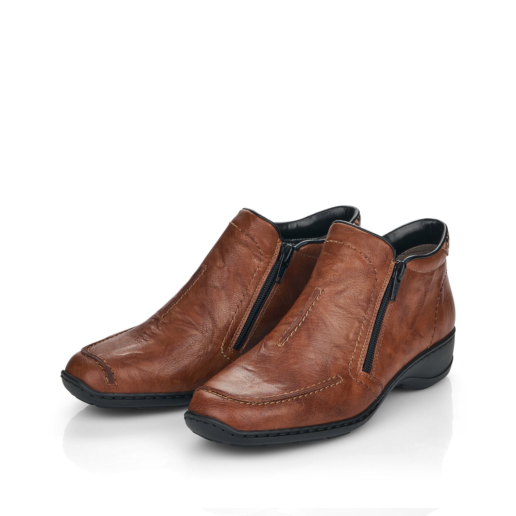 Braune Rieker Damen Kurzstiefel 58386-22 aus Glattleder mit einem Reißverschluss. Schuhpaar seitlich schräg.