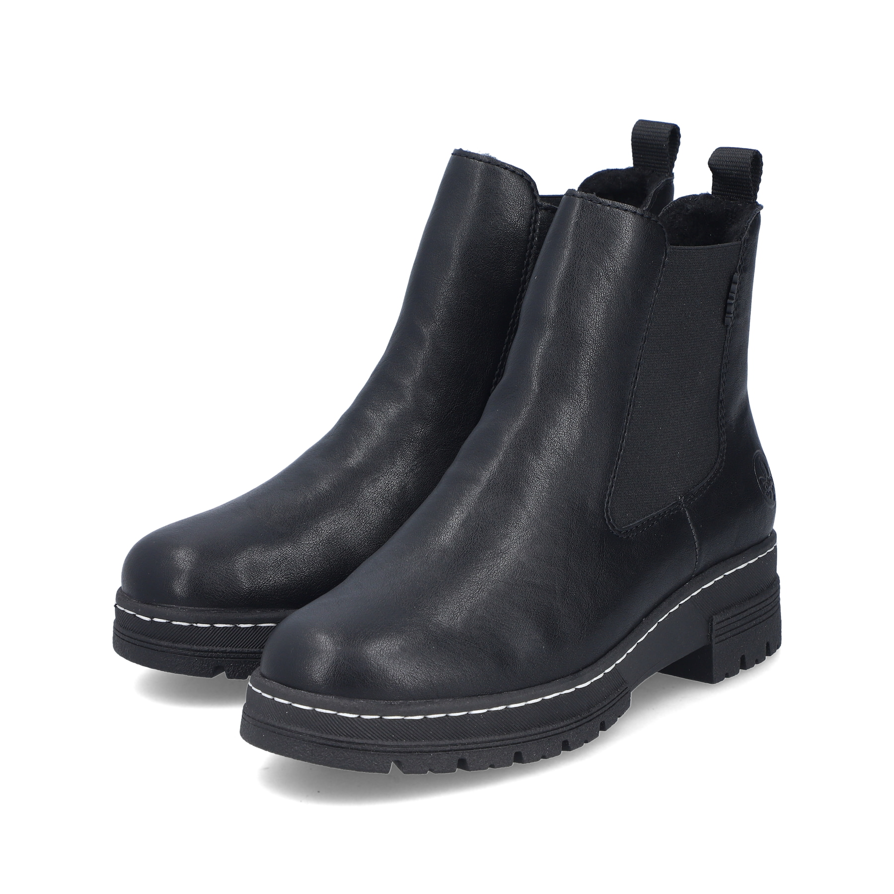 Schwarze Rieker Damen Chelsea Boots 73892-00 mit einem Reißverschluss. Schuhpaar seitlich schräg.