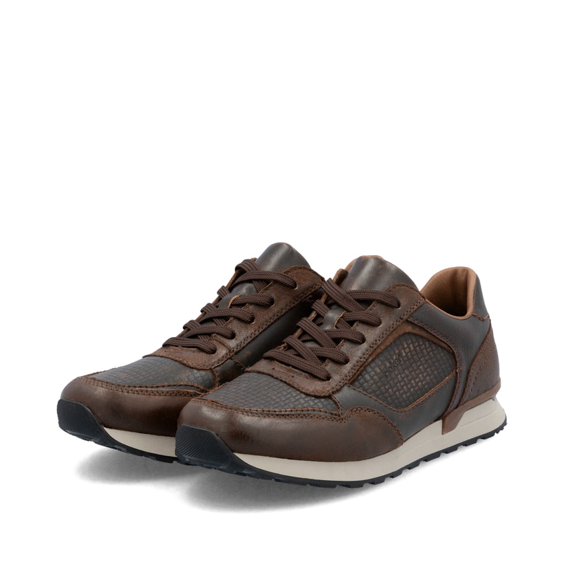Braune Rieker Herren Sneaker Low U0311-25 aus Glattleder mit einer Schnürung. Schuhpaar seitlich schräg.