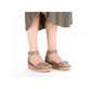 Grüne Rieker Keilsandaletten 63780-52 mit trendigen Schnalle. Schuh am Fuß.
