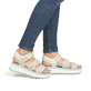 Mehrfarbige Rieker Damen Riemchensandalen W3052-91 mit einem Klettverschluss. Schuh am Fuß.