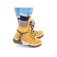 
Sonnenblumengelbe Rieker Damen Schnürstiefel X8618-68 mit Schnürung und Reißverschluss. Schuh am Fuß