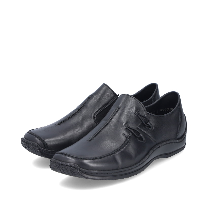 Schwarze Rieker Damen Slipper L1751-00 mit einem Gummizug. Schuhpaar seitlich schräg.