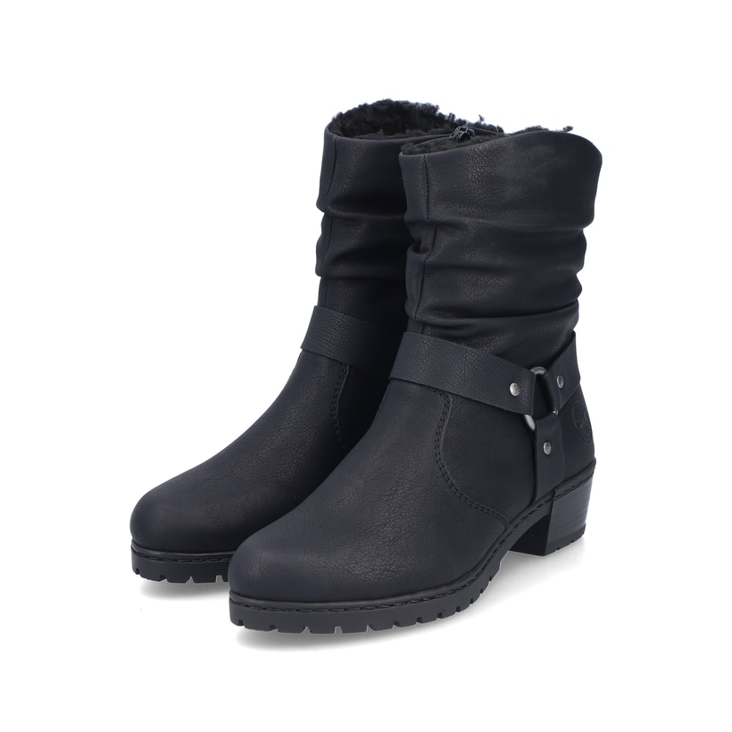 Mattschwarze Rieker Damen Kurzstiefel Y1760-00 mit geraffter Optik. Schuhpaar seitlich schräg.