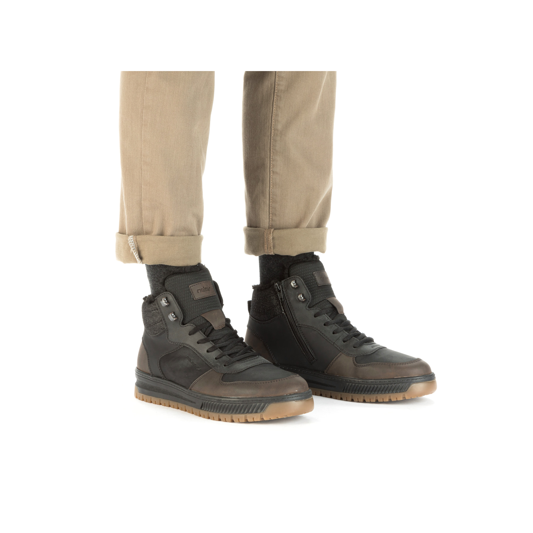Asphaltschwarze Rieker Herren Schnürstiefel 38545-00 mit einer robusten Profilsohle. Schuh am Fuß