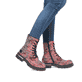 Rote Rieker Damen Biker Boots Z9120-35 mit Textprint sowie einem Reißverschluss. Schuh am Fuß.