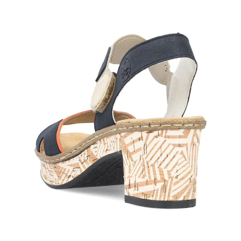 Mehrfarbige Rieker Riemchensandaletten 63876-90 mit einem Klettverschluss. Schuh von hinten.