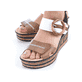 Beige Rieker Keilsandaletten 68176-64 mit trendigen Schnalle. Schuh am Fuß.