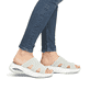 Grüne vegane Rieker Damen Pantoletten W3150-52 mit Gummizug sowie leichter Sohle. Schuh am Fuß.