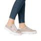 Goldene Rieker Damen Sneaker Low N5917-90 mit einem Reißverschluss. Schuh am Fuß.