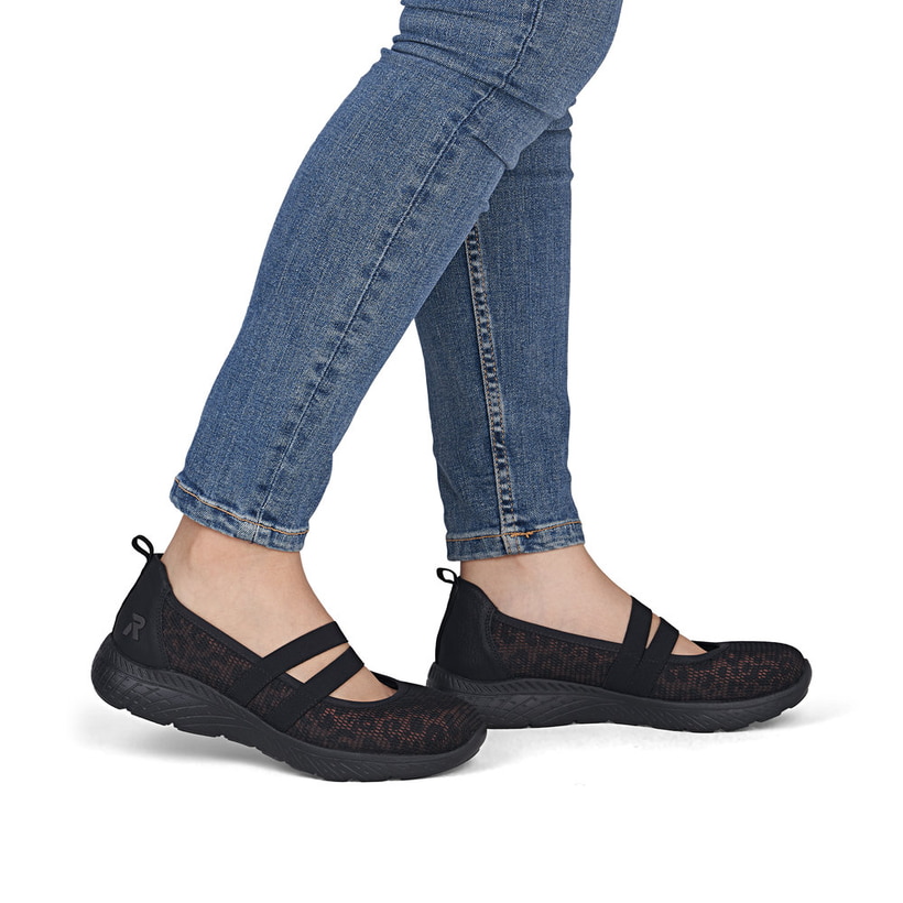 Schwarze Rieker Ballerinas M5075-00 mit einem Gummizug sowie der Komfortweite G. Schuh am Fuß.