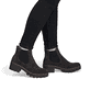 Dunkelbraune Rieker Damen Chelsea Boots 79265-25 aus Rauleder mit einem Gummizug. Schuh am Fuß.