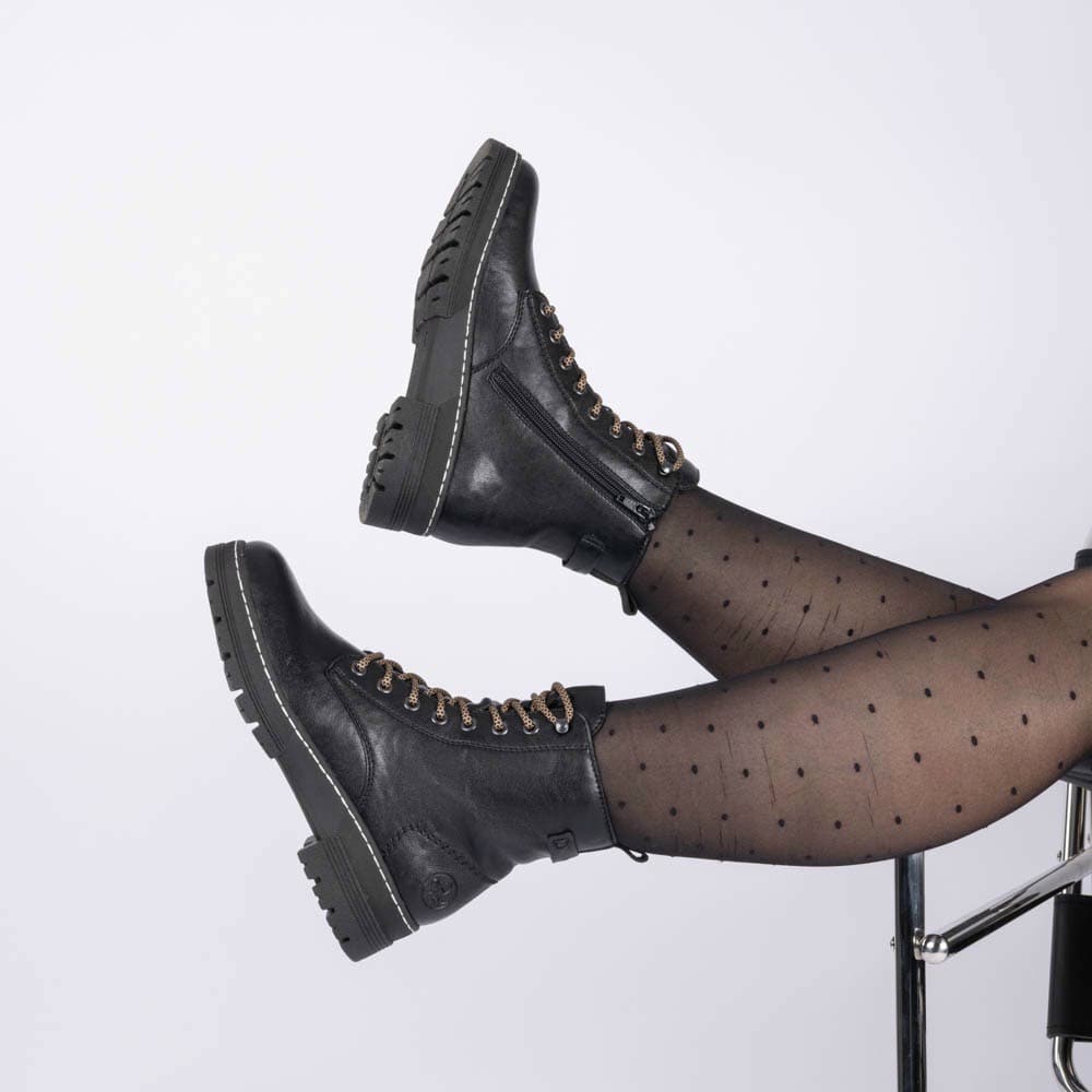 schwarze Rieker Damen Biker Boots 73850-00 getragen