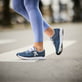 Blaue Rieker Damen Sneaker Low M9000-12 mit Gummischnürung sowie flexibler Sohle. Schuh am Model.